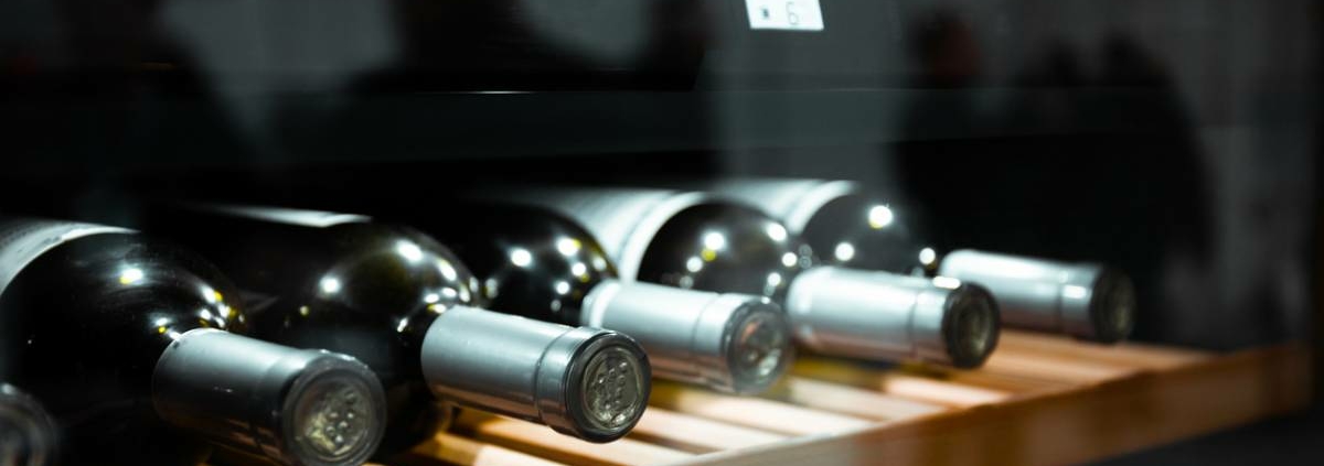 L'aménagement d'une cave à vin sur mesure, c'est bien plus qu'un espace pour ranger des bouteilles. C'est concevoir un lieu pensé pour le vieillissement du vin, adapté à votre intérieur et à votre collection. Entre la maîtrise des températures, le choix du matériau et l'intégration architecturale, chaque détail compte. Que vous soyez amateur passionné ou propriétaire soucieux de valoriser votre espace de vie, une cave à vin sur mesure répond à des exigences que les solutions standardisées ne peuvent tout simplement pas satisfaire. Pourquoi opter pour une cave à vin sur mesure en bois massif ? Les caves à vin en série offrent une réponse générique à un besoin qui, par nature, est singulier. La capacité de votre collection, la configuration de votre pièce, vos goûts esthétiques : autant de paramètres qu'une solution standard ignore. Comme on peut le voir sur le site d'Avintage Sur Mesure, le bois massif est le matériau de référence des caves à vin haut de gamme. Il respire, régule naturellement l'hygrométrie et confère à l'espace une chaleur que nul matériau industriel ne reproduit. Un projet d'aménagement personnalisé commence toujours par une écoute attentive. Dimensions, essence de bois, nombre de clayettes, intégration encastrable ou indépendante : chaque choix est pensé en fonction de votre usage réel. Des acteurs spécialisés ont adopté une approche artisanale, selon laquelle la conception se conjugue au savoir-faire menuisier et à l'expertise en conservation du vin. Au-delà de la fonctionnalité, une cave à vin en bois massif est un investissement durable. Le matériau vieillit bien, se patine avec le temps et renforce la valeur perçue de votre intérieur. Contrairement aux caves multi-usages en plastique ou en métal, le bois noble s'inscrit dans une logique de qualité pérenne, en adéquation avec l'exigence que mérite votre collection. __________________ image 1 (alt = cave à vin sur mesure bois) ________________ Comment assurer une conservation optimale de vos bouteilles de vin ? Le vieillissement du vin est un processus fragile. Pour qu'une bouteille exprime pleinement son potentiel, plusieurs conditions doivent être réunies simultanément. Une cave sur mesure permet de les maîtriser avec une précision qu'aucune solution générique ne garantit. La température est le premier facteur à contrôler. Une variation même légère peut altérer irrémédiablement un grand cru. C'est pourquoi les caves à vin sur mesure intègrent souvent un climatiseur gainable ou un système split, capable de maintenir une température stable et homogène dans l'ensemble du volume. Ces équipements, discrets et performants, s'adaptent à la configuration de chaque projet. L'hygrométrie joue un rôle tout aussi déterminant. Un taux trop bas dessèche les bouchons, un taux trop élevé favorise les moisissures. Une installation sur mesure permet de calibrer cet équilibre avec précision. L'obscurité et l'absence de vibrations complètent ce tableau. Les bouteilles doivent reposer dans un environnement stable, à l'abri de toute perturbation extérieure. Les clayettes sur mesure participent également à cette logique de conservation. Conçues pour accueillir différents formats de bouteilles, du Bordeaux au Champagne, elles optimisent la capacité de rangement tout en garantissant une position horizontale idéale pour le contact permanent du vin avec le bouchon. Certaines caves intègrent même des espaces dédiés à la conservation du fromage, pour les amateurs de service à table complet. L'alliance du chêne et du design pour sublimer votre espace de vie Une cave à vin sur mesure ne se cache pas : elle s'expose. Le chêne, essence noble par excellence, offre des teintes chaudes et des veinures uniques qui font de chaque réalisation une pièce singulière. Associé à un design soigné, il transforme un espace fonctionnel en véritable élément de décoration intérieure. Les possibilités d'intégration sont nombreuses : Une cave encastrable dans un mur porteur, pour une intégration architecturale discrète. Un meuble sur mesure glissé sous un escalier, qui exploite chaque recoin disponible. Une verrière vitrée en séparation de pièce, qui expose la collection comme une œuvre. Le projet s'adapte à l'architecture existante plutôt que de la contraindre. Le résultat est une harmonie visuelle rare, que les photos de réalisation illustrent mieux que n'importe quel catalogue. Les essences premium (chêne massif, noyer, frêne) permettent de jouer sur les contrastes et les finitions. Huilé, ciré, brossé ou verni : chaque traitement de surface révèle une personnalité différente du bois. Combiné à un éclairage LED intégré et à des clayettes en métal brossé ou en bois, le rendu final dépasse souvent les attentes initiales. La cave à vin sur mesure devient ainsi un marqueur fort de l'identité de votre intérieur. Elle raconte une histoire, celle d'un amateur de vin qui a choisi de donner à sa passion un écrin à la hauteur. Loin des solutions multi-formats impersonnelles, elle affirme un goût, une exigence, une vision. Concevoir une cave à vin en bois sur mesure, c'est réconcilier la technique et l'esthétique au service du vin. La maîtrise des températures, le choix des clayettes, la capacité de stockage, l'intégration d'un climatiseur : chaque paramètre contribue à créer un espace où vos bouteilles vieillissent dans les meilleures conditions. Et parce que ce projet touche autant à votre intérieur qu'à votre passion, il mérite une attention artisanale que seule une approche sur mesure peut offrir.