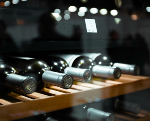 L'aménagement d'une cave à vin sur mesure, c'est bien plus qu'un espace pour ranger des bouteilles. C'est concevoir un lieu pensé pour le vieillissement du vin, adapté à votre intérieur et à votre collection. Entre la maîtrise des températures, le choix du matériau et l'intégration architecturale, chaque détail compte. Que vous soyez amateur passionné ou propriétaire soucieux de valoriser votre espace de vie, une cave à vin sur mesure répond à des exigences que les solutions standardisées ne peuvent tout simplement pas satisfaire. Pourquoi opter pour une cave à vin sur mesure en bois massif ? Les caves à vin en série offrent une réponse générique à un besoin qui, par nature, est singulier. La capacité de votre collection, la configuration de votre pièce, vos goûts esthétiques : autant de paramètres qu'une solution standard ignore. Comme on peut le voir sur le site d'Avintage Sur Mesure, le bois massif est le matériau de référence des caves à vin haut de gamme. Il respire, régule naturellement l'hygrométrie et confère à l'espace une chaleur que nul matériau industriel ne reproduit. Un projet d'aménagement personnalisé commence toujours par une écoute attentive. Dimensions, essence de bois, nombre de clayettes, intégration encastrable ou indépendante : chaque choix est pensé en fonction de votre usage réel. Des acteurs spécialisés ont adopté une approche artisanale, selon laquelle la conception se conjugue au savoir-faire menuisier et à l'expertise en conservation du vin. Au-delà de la fonctionnalité, une cave à vin en bois massif est un investissement durable. Le matériau vieillit bien, se patine avec le temps et renforce la valeur perçue de votre intérieur. Contrairement aux caves multi-usages en plastique ou en métal, le bois noble s'inscrit dans une logique de qualité pérenne, en adéquation avec l'exigence que mérite votre collection. __________________ image 1 (alt = cave à vin sur mesure bois) ________________ Comment assurer une conservation optimale de vos bouteilles de vin ? Le vieillissement du vin est un processus fragile. Pour qu'une bouteille exprime pleinement son potentiel, plusieurs conditions doivent être réunies simultanément. Une cave sur mesure permet de les maîtriser avec une précision qu'aucune solution générique ne garantit. La température est le premier facteur à contrôler. Une variation même légère peut altérer irrémédiablement un grand cru. C'est pourquoi les caves à vin sur mesure intègrent souvent un climatiseur gainable ou un système split, capable de maintenir une température stable et homogène dans l'ensemble du volume. Ces équipements, discrets et performants, s'adaptent à la configuration de chaque projet. L'hygrométrie joue un rôle tout aussi déterminant. Un taux trop bas dessèche les bouchons, un taux trop élevé favorise les moisissures. Une installation sur mesure permet de calibrer cet équilibre avec précision. L'obscurité et l'absence de vibrations complètent ce tableau. Les bouteilles doivent reposer dans un environnement stable, à l'abri de toute perturbation extérieure. Les clayettes sur mesure participent également à cette logique de conservation. Conçues pour accueillir différents formats de bouteilles, du Bordeaux au Champagne, elles optimisent la capacité de rangement tout en garantissant une position horizontale idéale pour le contact permanent du vin avec le bouchon. Certaines caves intègrent même des espaces dédiés à la conservation du fromage, pour les amateurs de service à table complet. L'alliance du chêne et du design pour sublimer votre espace de vie Une cave à vin sur mesure ne se cache pas : elle s'expose. Le chêne, essence noble par excellence, offre des teintes chaudes et des veinures uniques qui font de chaque réalisation une pièce singulière. Associé à un design soigné, il transforme un espace fonctionnel en véritable élément de décoration intérieure. Les possibilités d'intégration sont nombreuses : Une cave encastrable dans un mur porteur, pour une intégration architecturale discrète. Un meuble sur mesure glissé sous un escalier, qui exploite chaque recoin disponible. Une verrière vitrée en séparation de pièce, qui expose la collection comme une œuvre. Le projet s'adapte à l'architecture existante plutôt que de la contraindre. Le résultat est une harmonie visuelle rare, que les photos de réalisation illustrent mieux que n'importe quel catalogue. Les essences premium (chêne massif, noyer, frêne) permettent de jouer sur les contrastes et les finitions. Huilé, ciré, brossé ou verni : chaque traitement de surface révèle une personnalité différente du bois. Combiné à un éclairage LED intégré et à des clayettes en métal brossé ou en bois, le rendu final dépasse souvent les attentes initiales. La cave à vin sur mesure devient ainsi un marqueur fort de l'identité de votre intérieur. Elle raconte une histoire, celle d'un amateur de vin qui a choisi de donner à sa passion un écrin à la hauteur. Loin des solutions multi-formats impersonnelles, elle affirme un goût, une exigence, une vision. Concevoir une cave à vin en bois sur mesure, c'est réconcilier la technique et l'esthétique au service du vin. La maîtrise des températures, le choix des clayettes, la capacité de stockage, l'intégration d'un climatiseur : chaque paramètre contribue à créer un espace où vos bouteilles vieillissent dans les meilleures conditions. Et parce que ce projet touche autant à votre intérieur qu'à votre passion, il mérite une attention artisanale que seule une approche sur mesure peut offrir.